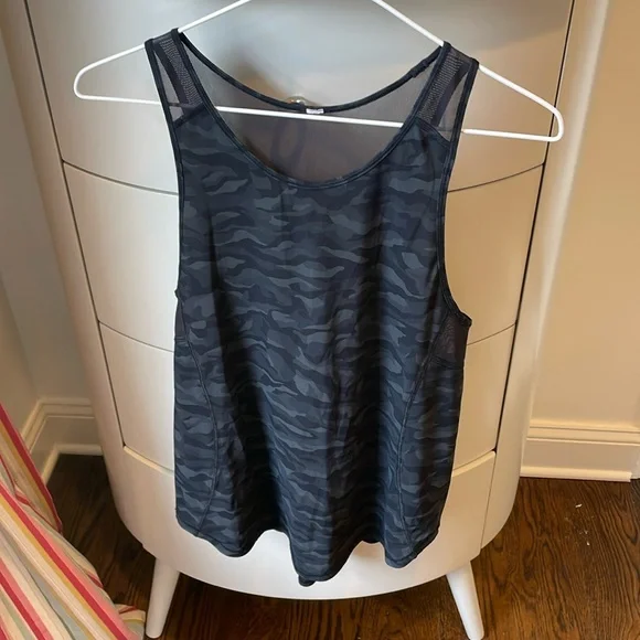 Lululemon Black Camo tank top size 6 - Picture 2 of 5